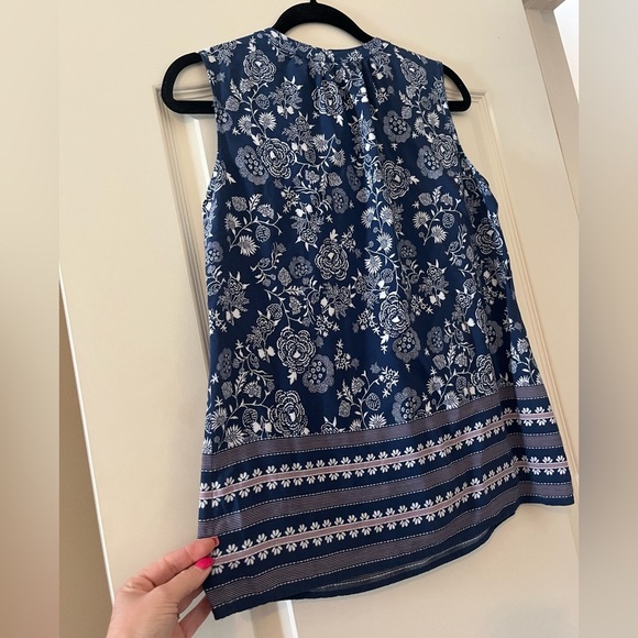 Liz Claiborne Rayon Sleeveless Blue Patterned Blouse Women’s Size Medium - Picture 3 of 12